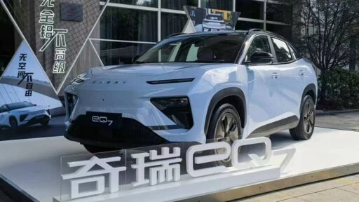 Электрический кроссовер Chery EQ7 спереди сбоку