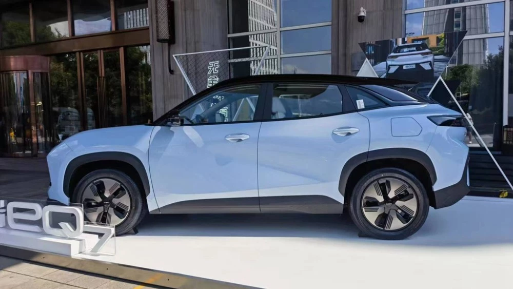 Электрический кроссовер Chery EQ7 сбоку