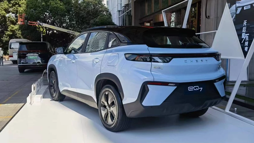Электрический кроссовер Chery EQ7 сзади сбоку