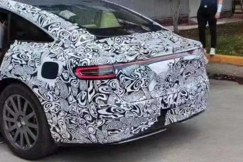 Седан от Chery и Huawei сзади Aito