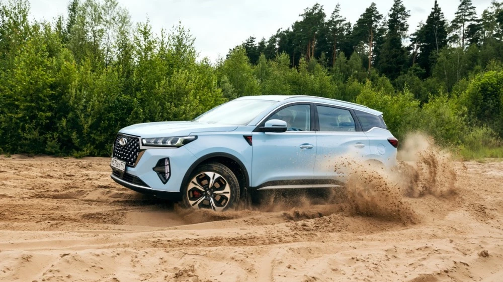 Полноприводный кроссовер Chery Tiggo 7 Pro Max AWD сбоку в динамике бездорожье