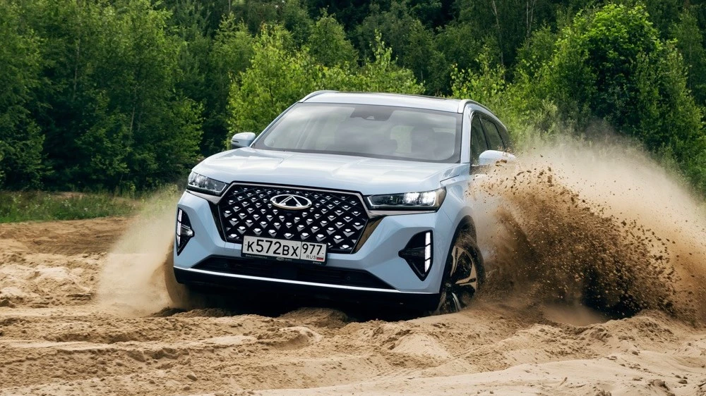 Полноприводный кроссовер Chery Tiggo 7 Pro Max AWD сбоку спереди в динамике бездорожье