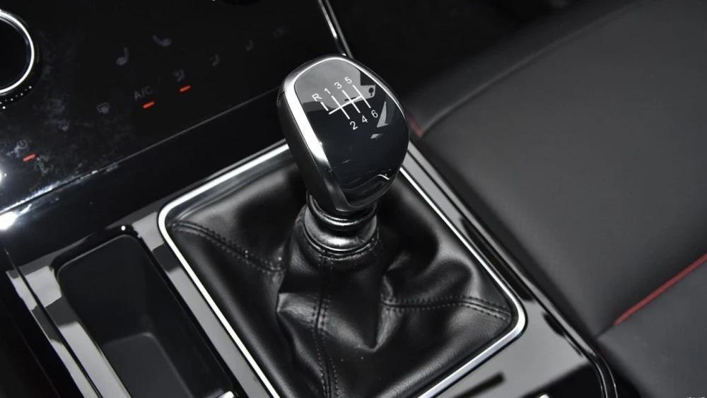 кроссовер Chery Tiggo 7 Pro салон интерьер механическая коробка передач селектор