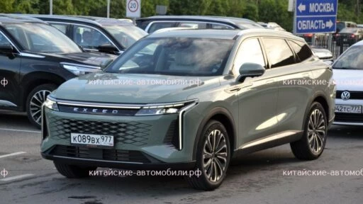 Кроссовер Exeed RX в Москве сбоку спереди