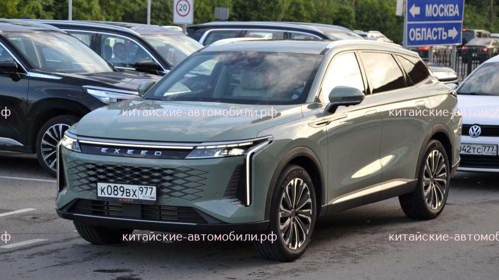 Кроссовер Exeed RX в Москве сбоку спереди