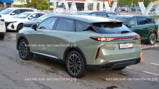 Кроссовер Exeed RX в Москве сзади сбоку