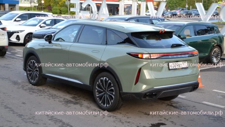 Кроссовер Exeed RX в Москве сзади сбоку