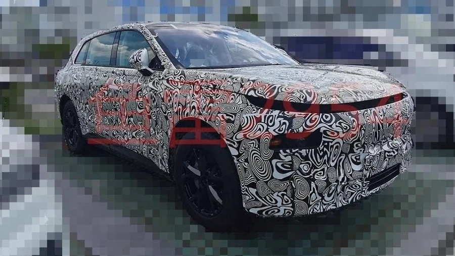 Exeed Exlantix ET заметили во время тестов. У него будет третий ряд сидений Электрический кроссовер Exeed Exlantix ET сбоку спереди