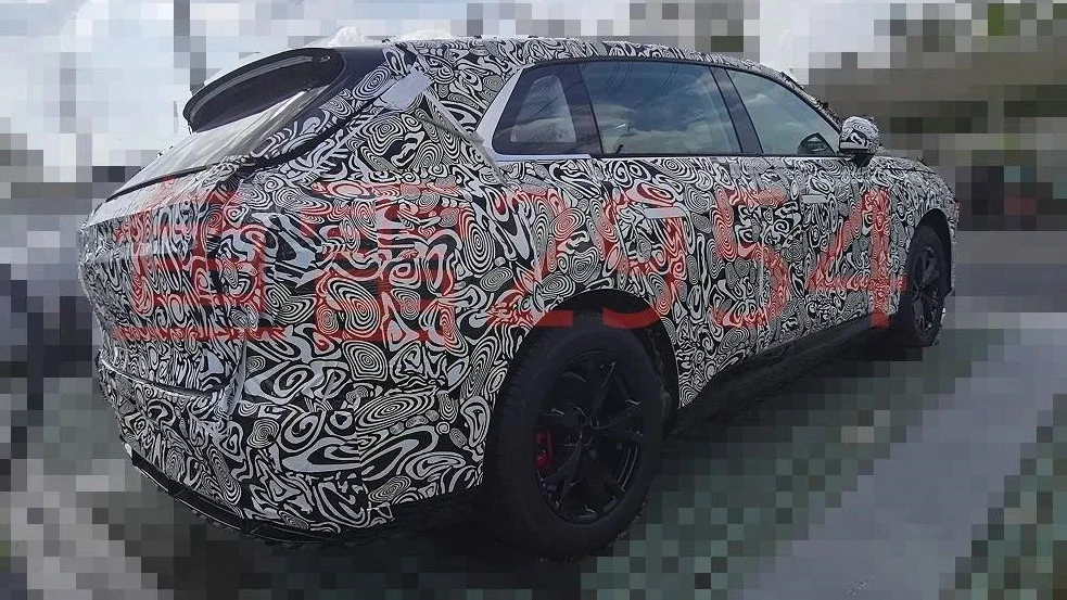 Электрический кроссовер Exeed Exlantix ET сбоку сзади