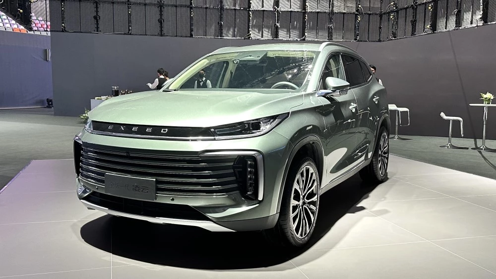 Обновленный кроссовер Exeed TXL 2024 сбоку спереди
