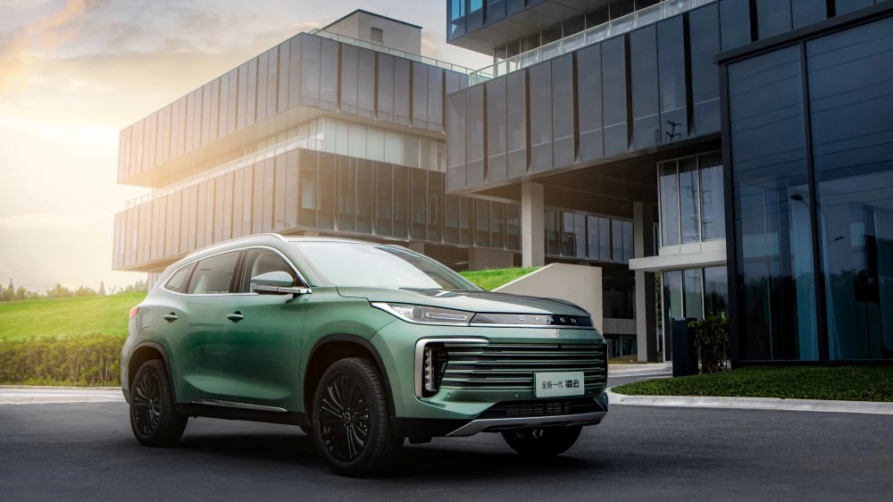 Exeed TXL 2024 модельного года сбоку спереди