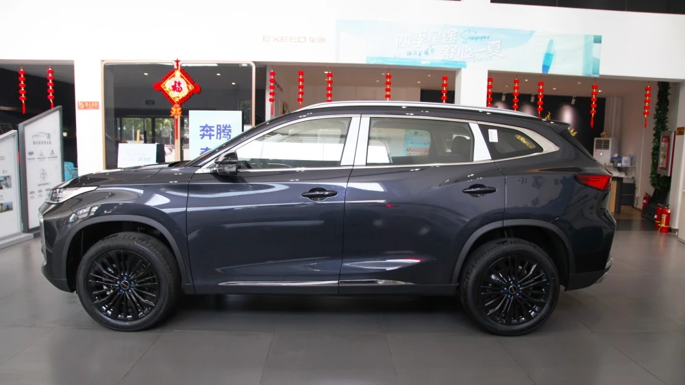 Exeed TXL 2024 модельного года сбоку в автосалоне