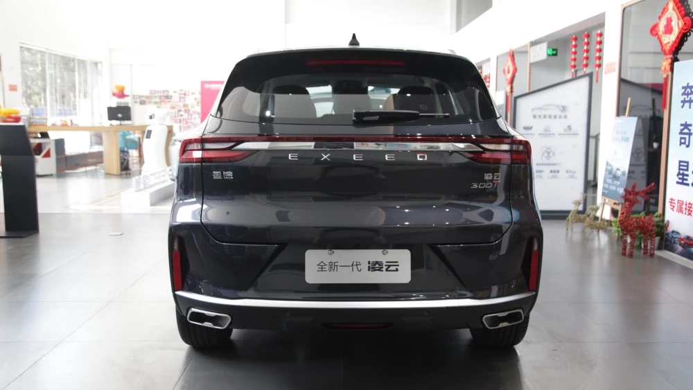 Exeed TXL 2024 модельного года сзади в автосалоне