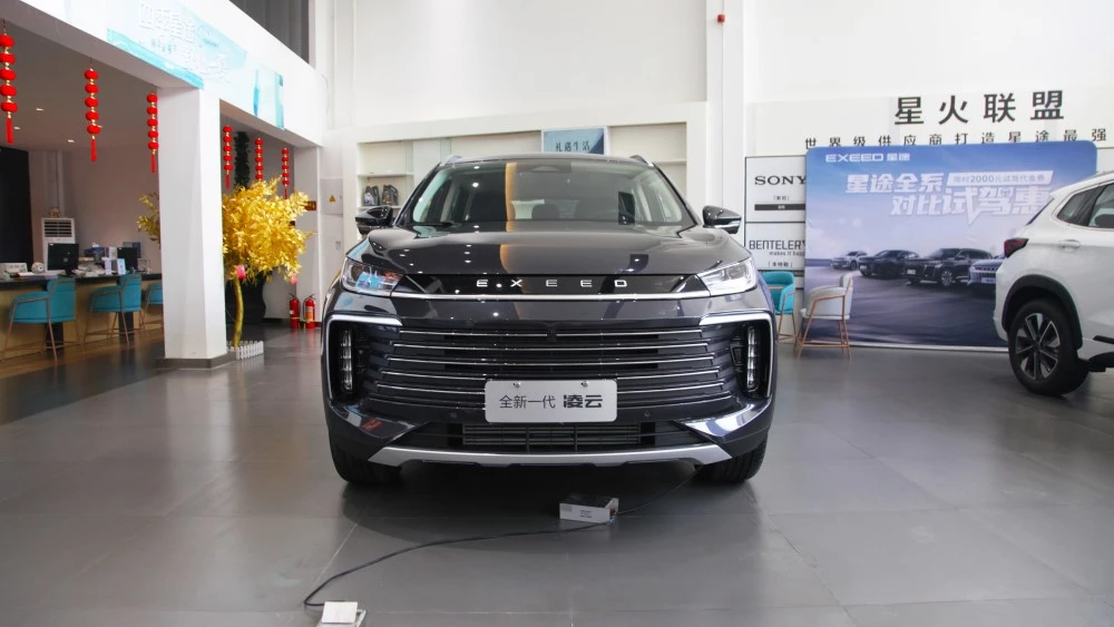 Exeed TXL 2024 модельного года спереди в автосалоне