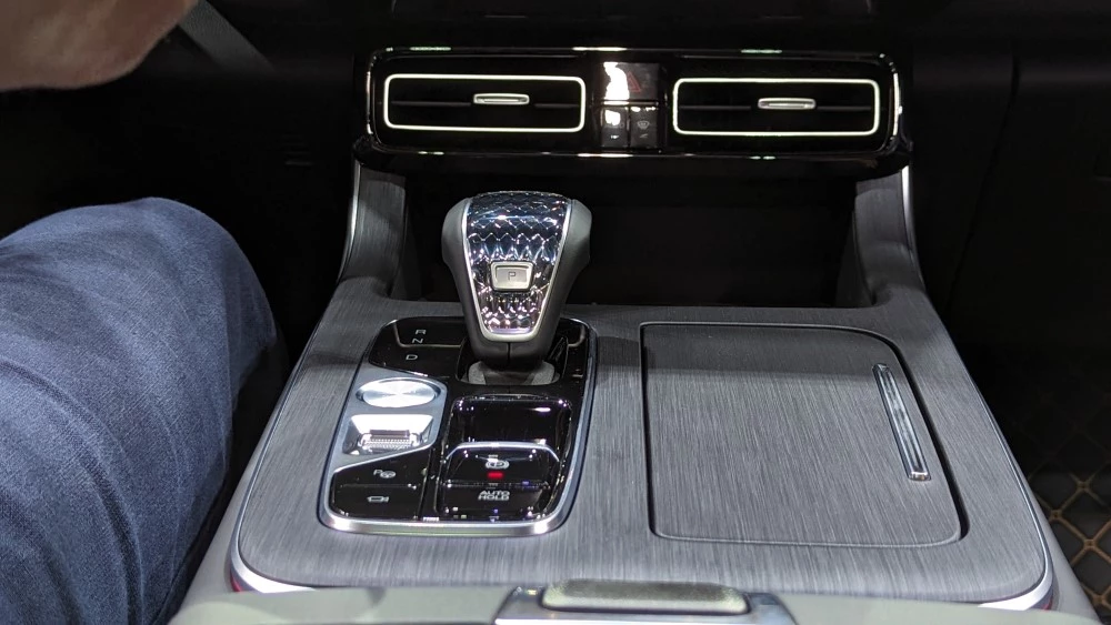 новый GAC GS8 второго поколения салон интерьер центральный тоннель