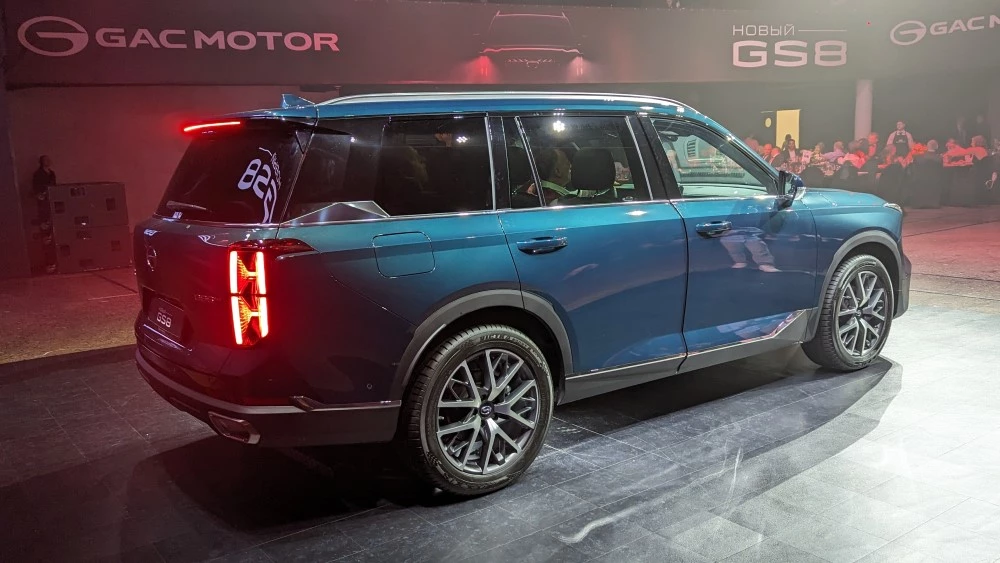 новый GAC GS8 второго поколения сбоку сзади