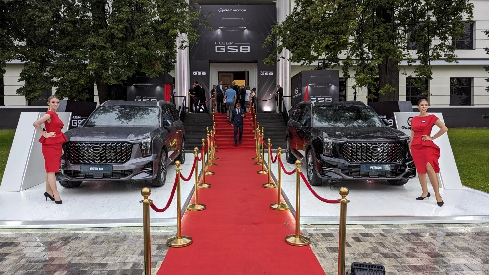 Новый кроссовер GAC GS8 удивил ценой. Он оказался дешевле первого поколения новый GAC GS8 II второго поколения презентация сбоку спереди