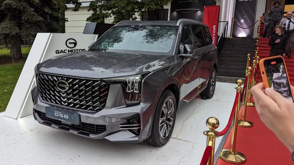 новый GAC GS8 II второго поколения презентация сбоку спереди