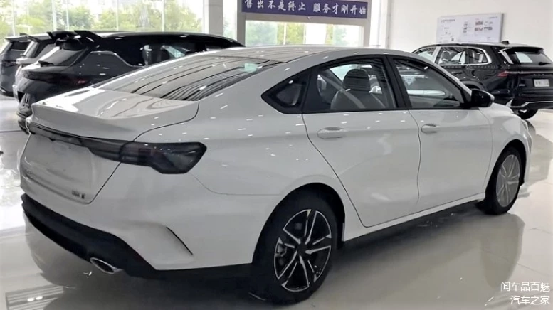 Обновленный седан Geely Binrui Cool рестайлинг сбоку сзади