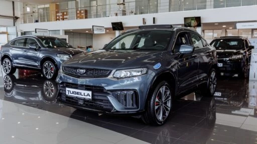 модель GEELY TUGELLA у дилера в автосалоне