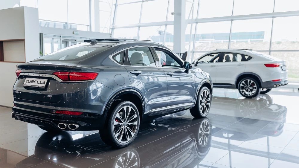модель GEELY TUGELLA у дилера в автосалоне