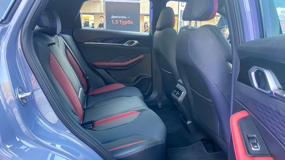 Новый Geely Coolray салон интерьер второй ряд