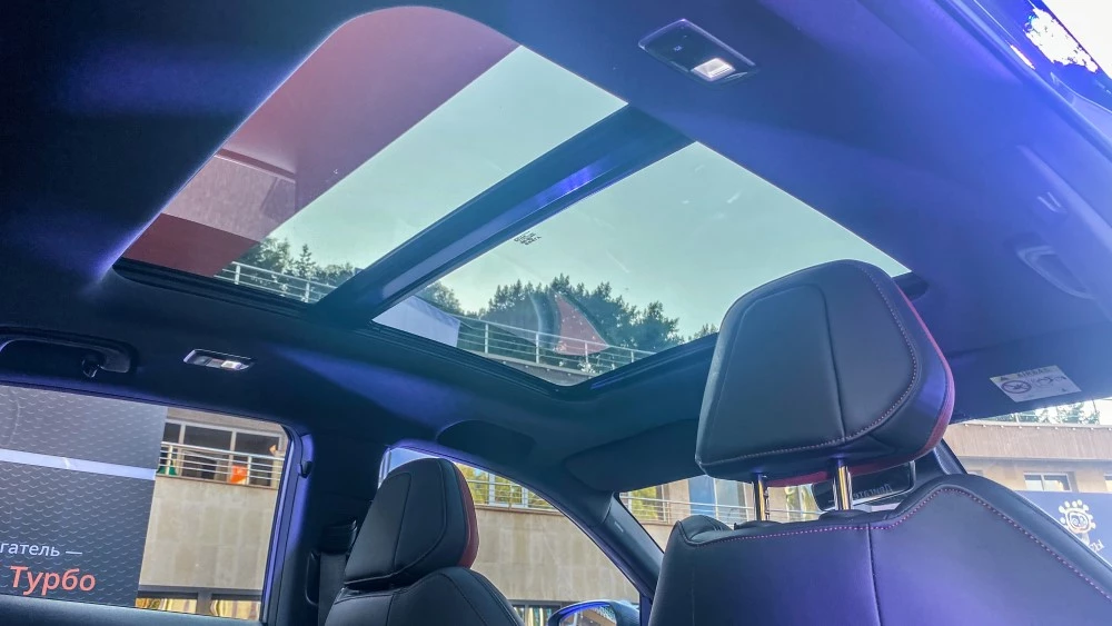 Новый Geely Coolray салон интерьер панорамная крыша