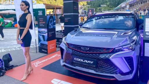 Новый Geely Coolray сбоку спереди презентация в Казахстане