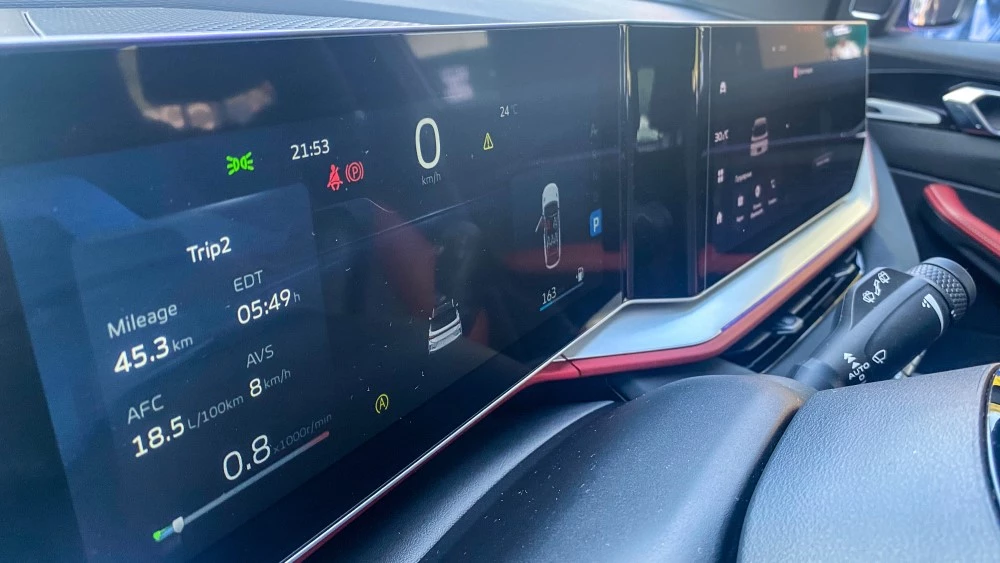 Новый Geely Coolray салон интерьер двойной экран приборная панель и мультимедиа