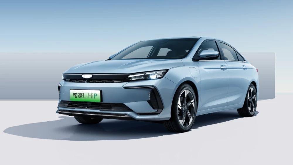 Гибридный седан Emgrand L Hi-P 2024 модельного года спереди сбоку