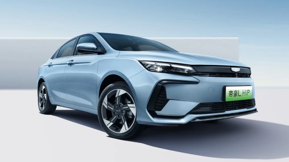Гибридный седан Emgrand L Hi-P 2024 модельного года спереди сбоку