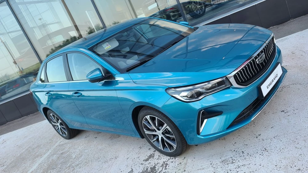 Geely Emgrand в России купить спереди сбоку