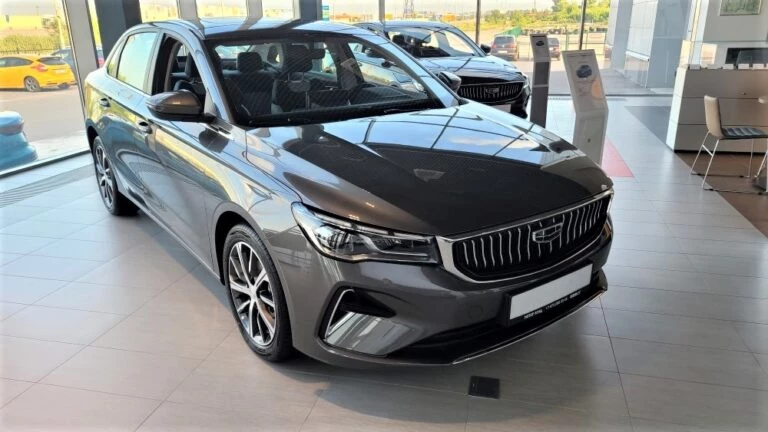 Geely Emgrand в России купить спереди сбоку