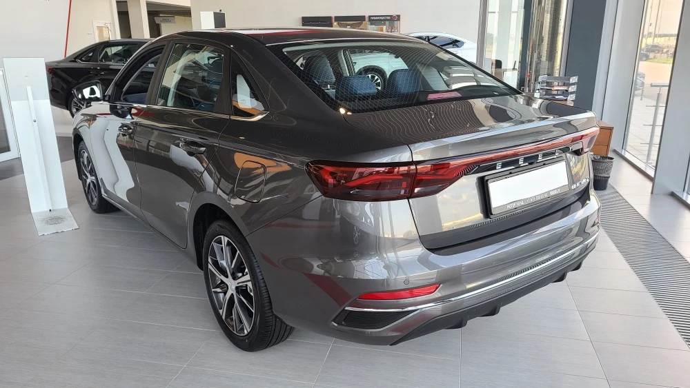 Geely Emgrand в России купить сзади сбоку