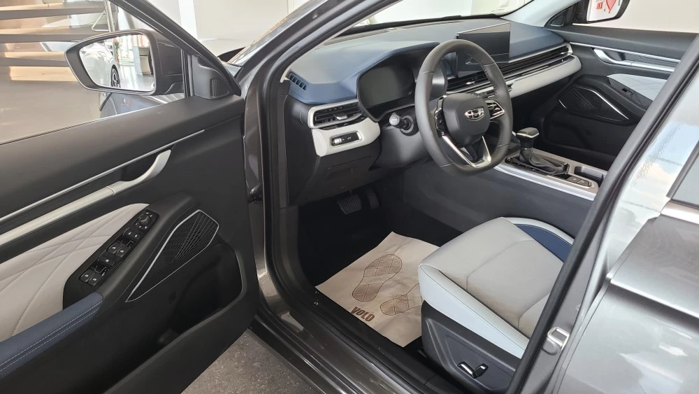 Geely Emgrand в России купить салон интерьер первый ряд