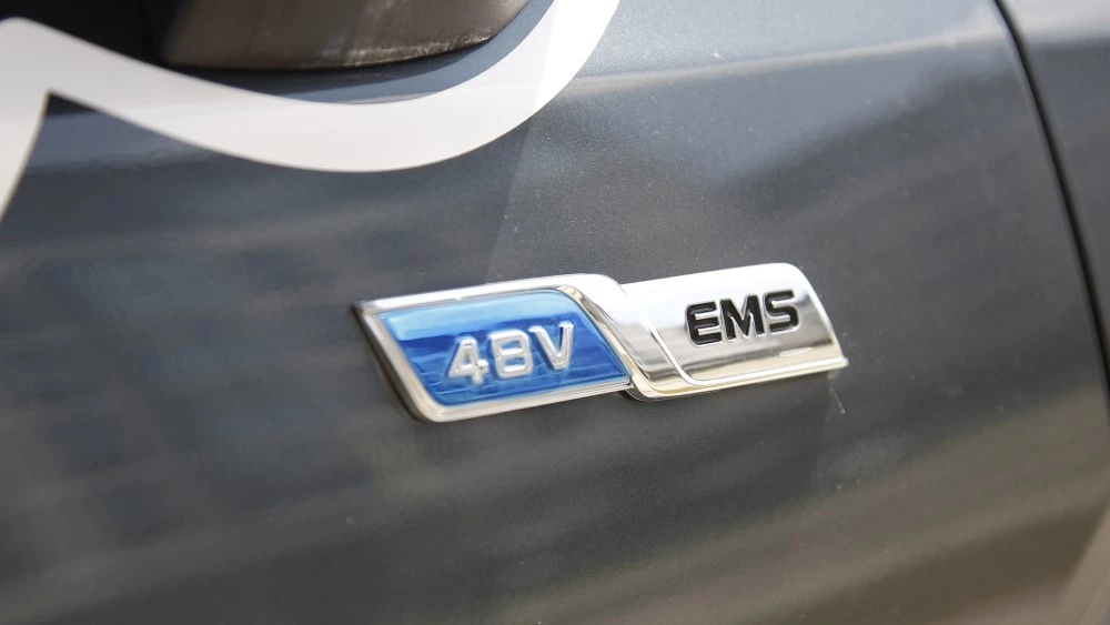 Кроссовер Geely Okavango шильдик мягкий гибрид