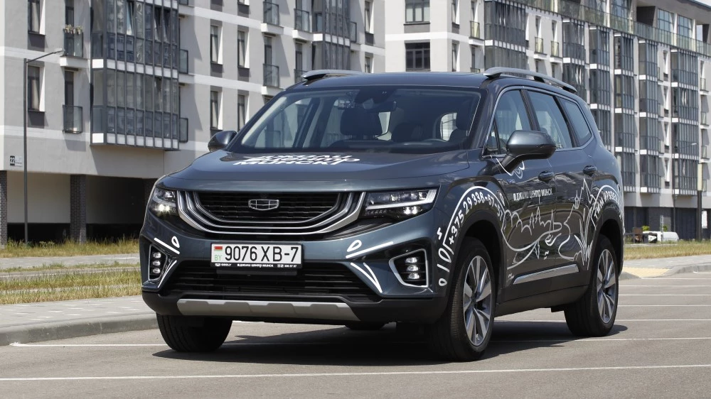 Кроссовер Geely Okavango сбоку спереди