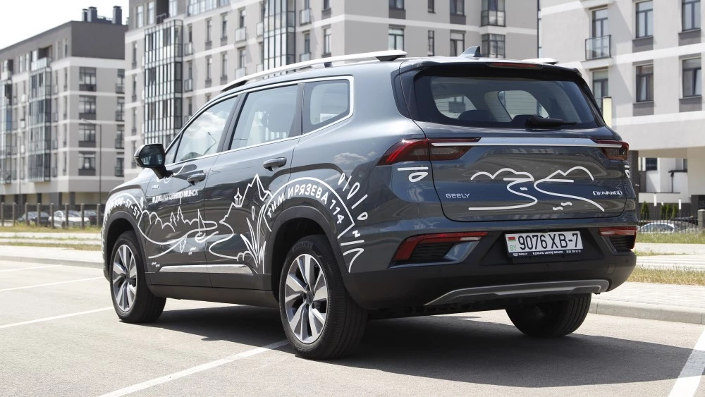 Кроссовер Geely Okavango сбоку сзади