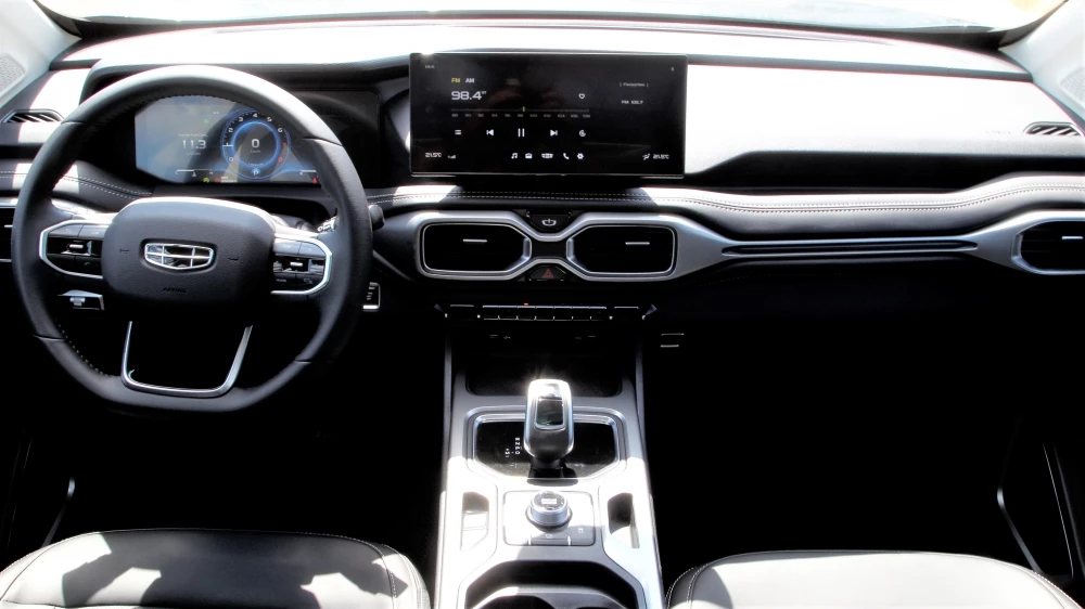 Кроссовер Geely Okavango салон интерьер