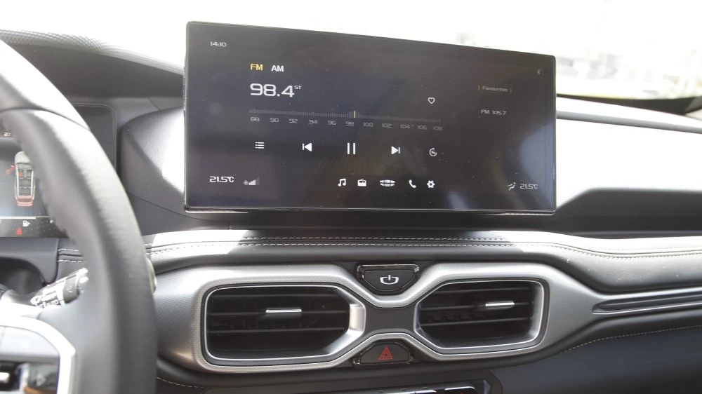 Кроссовер Geely Okavango салон интерьер мультимедиа