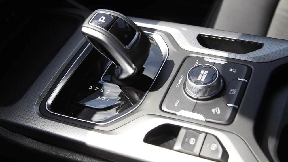 Кроссовер Geely Okavango салон интерьер центральный тоннель