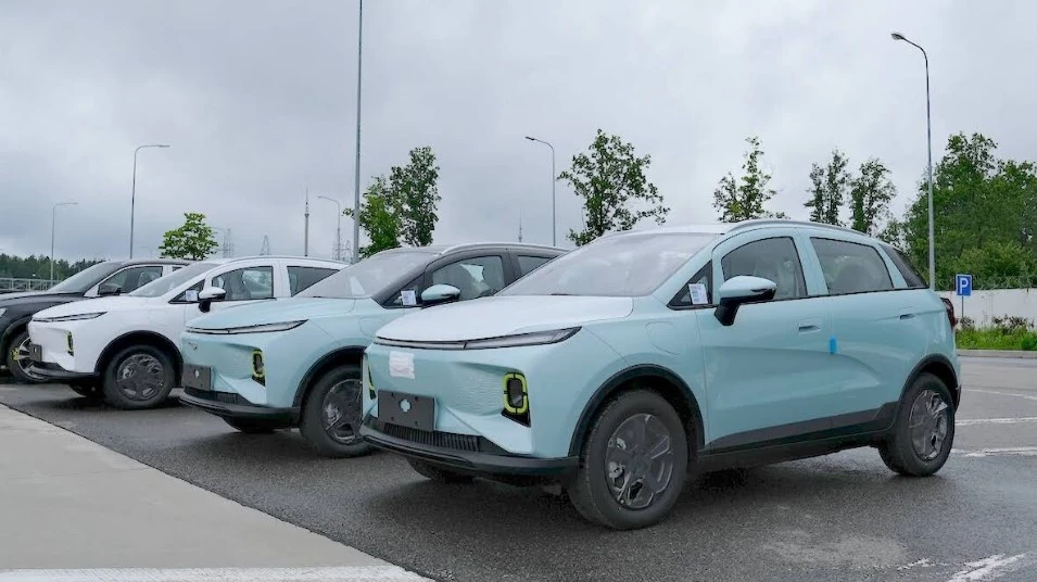 Электромобили Geometry E на заводе Белджи спереди сбоку