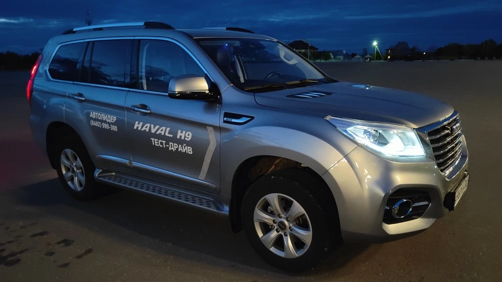 Haval H9 сбоку спереди ночью свет фар