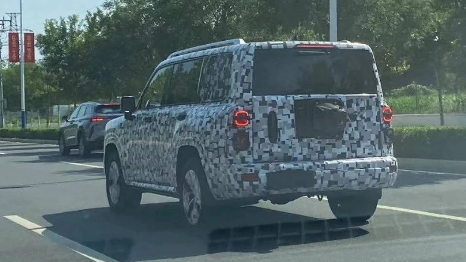 внедорожник Haval H9 на тестах сзади сбоку