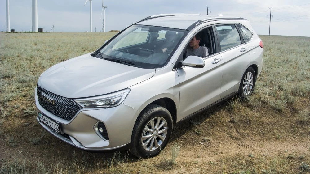 Haval M6 в Казахстане сбоку спереди