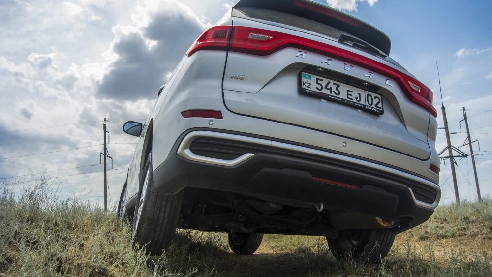 Haval M6 сзади вывешенное колесо бездорожье