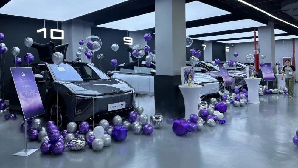 HiPhi Y сбоку спереди в дилерском центре купить новые