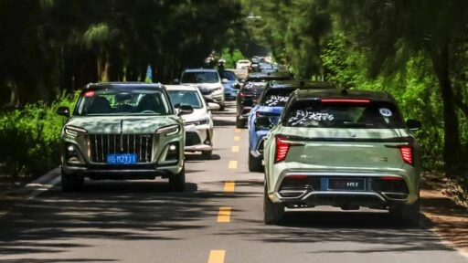 Кроссовер Hongqi HS3 спереди сзади