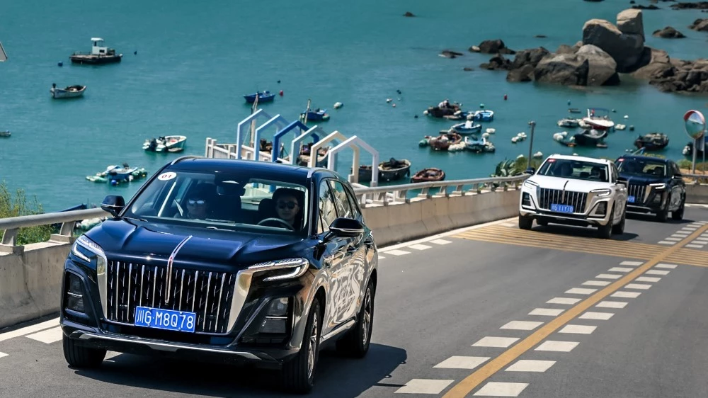 Кроссовер Hongqi HS3 сбоку спереди