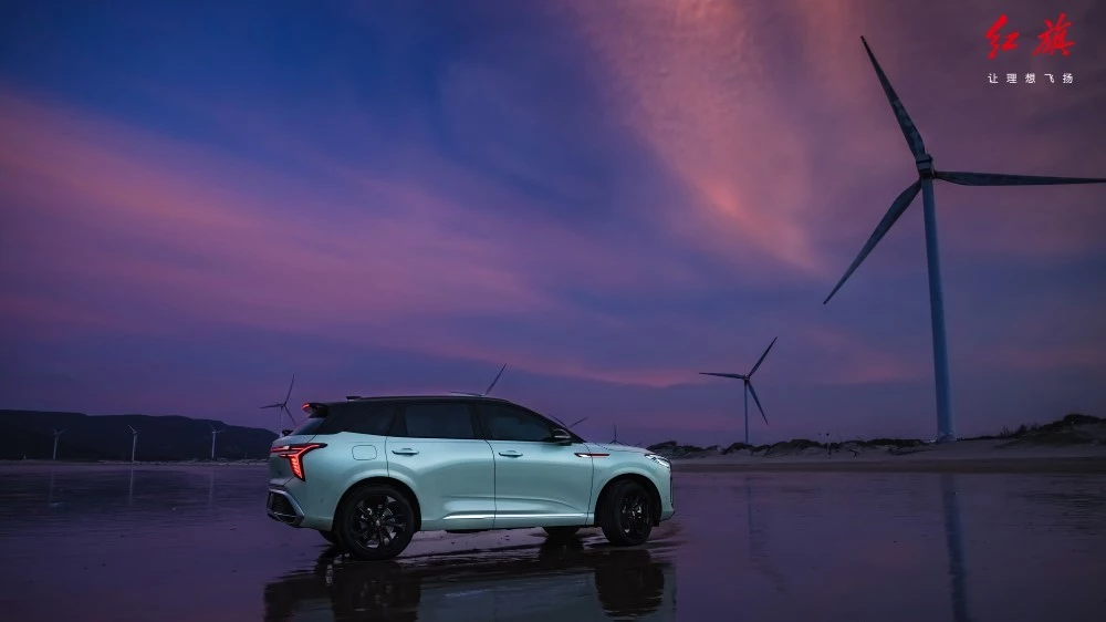 Кроссовер Hongqi HS3 сбоку